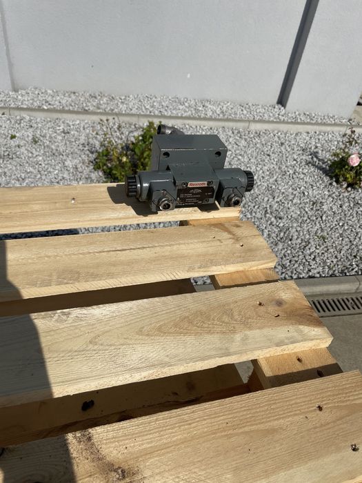 Zawór kierunkowy hydrauliczny liebherr r906 koparka gąsienicowa