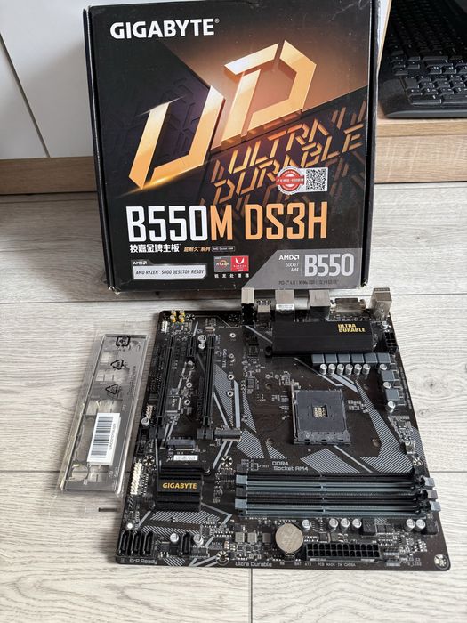 Gigabyte B550M DS3H материнська плата
