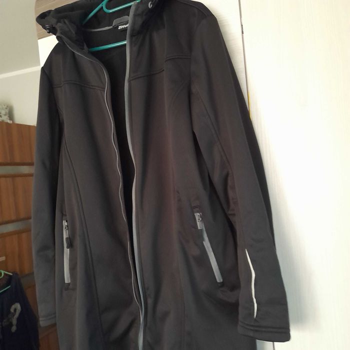 czarna długa kurtka/bluza sportowa, z małym plecakiem