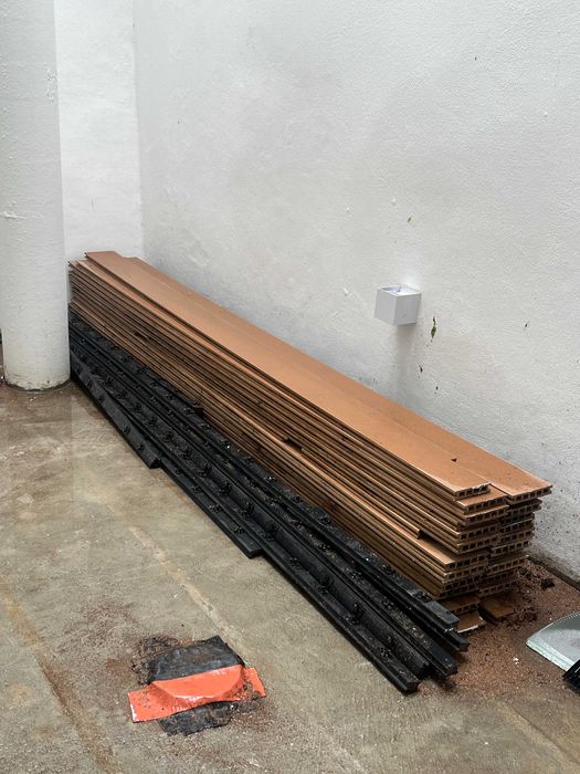 Cerca de 10 m² de tábuas de madeira para decks