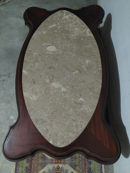 Mesa em madeira com tampo em pedra