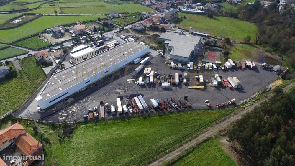 Armazém em terreno de 20 148m2 com bons acessos