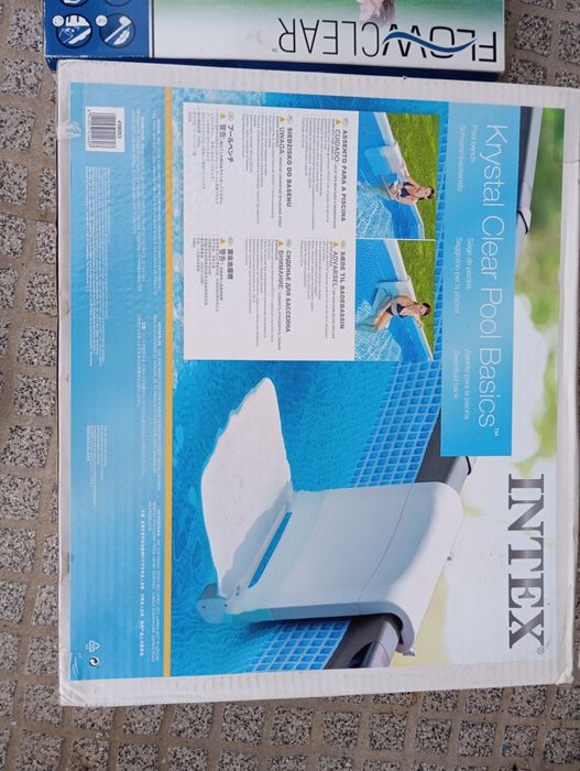 Conjunto de limpeza de piscina e cadeira de piscina nova