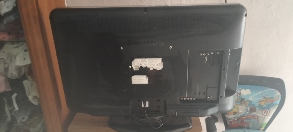 Telewizor Philips z pilotem