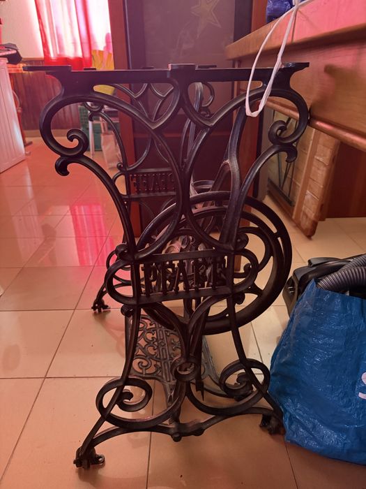 Maquina de costura com tampo em vidro