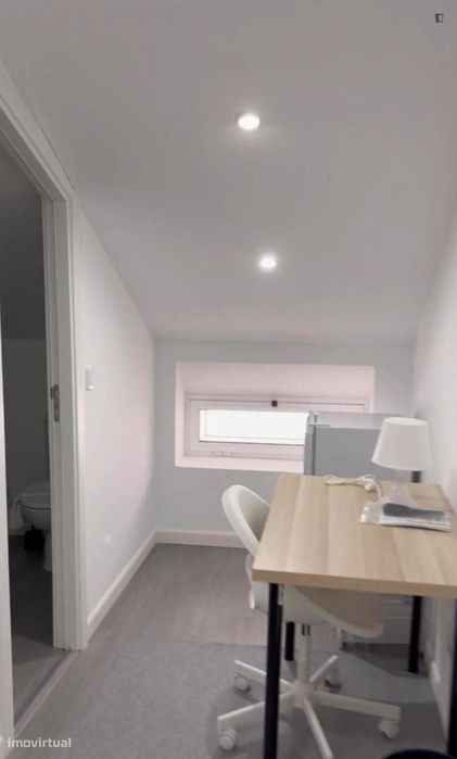 Quarto - localizado em Caparica Lisbon