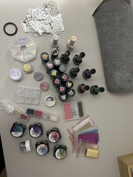 Zestaw rzwczy do paznokci lakiery hybrydowe pylki ozdoby naklejki foli