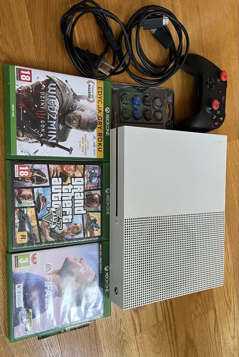 Xbox one s 500GB+ pad + 3 gry