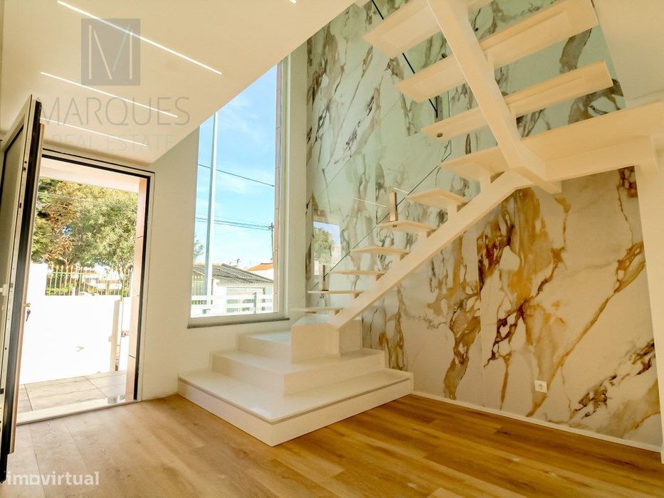 Moradia V4 com Garagem, Jardim e Piscina nas Quintinhas - Charneca ...