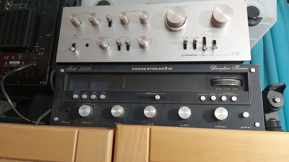 Miksery wzmacniacze kolumny głośniki widoczne na zdjęciu sprzeda