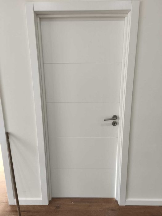 Instalação/Substituição de portas, rodapés e piso flutuante