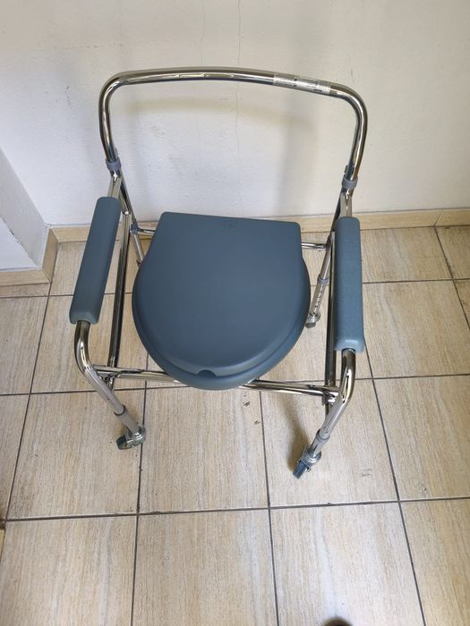 Cadeira Sanitária c/rodas  Nova