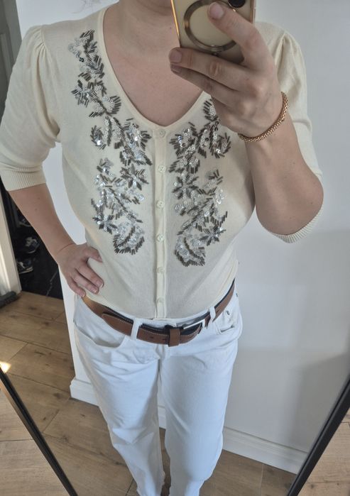 Sweter kremowy z cekinami futurystyczny wiskoza viscose do pracy