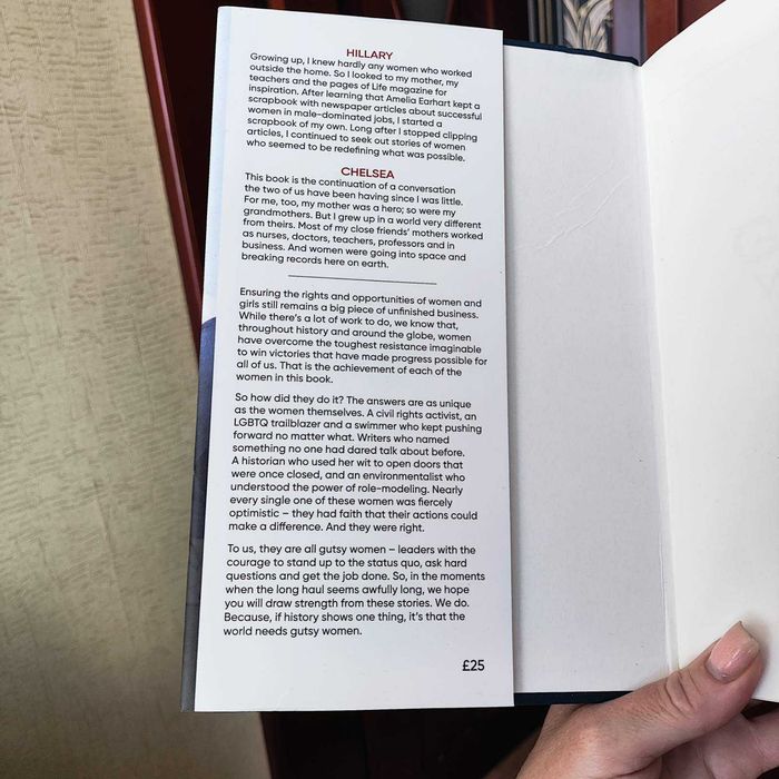 Книга англійською The Book of Gutsy Women — Hillary & Chelsea Clinton