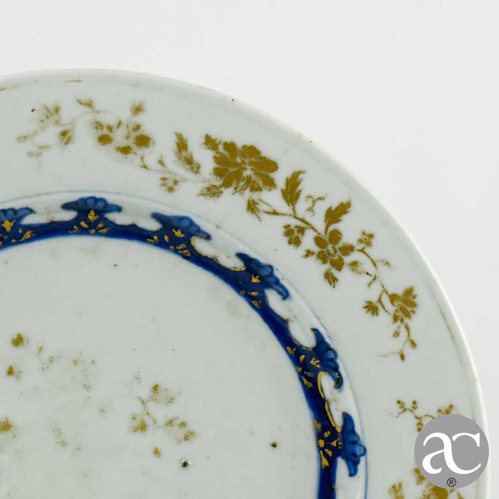 Prato em porcelana China período Qianlong, séc. XVIII, Azul e Dourados