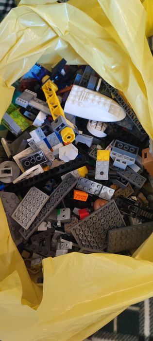 Klocki LEGO na wagę.