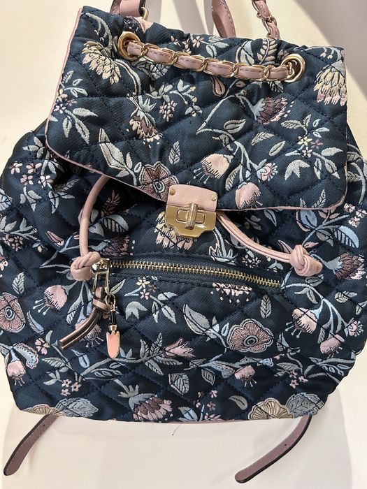 Mochila em tecido floral
