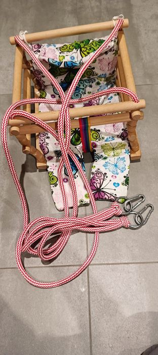 Huśtawka drewniana.