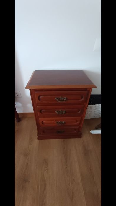 Cama casal e mesinhas cabeceiras  Madeira  compacta