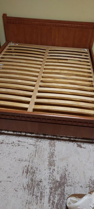 Продам двоспальне  ліжко у хорошому стані