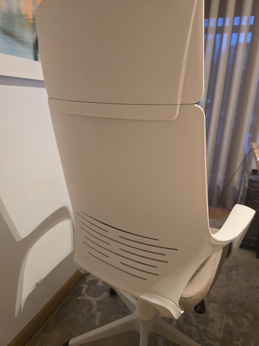 Cadeira escritório bege com estrutura branca