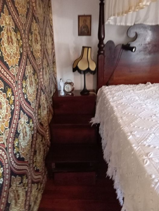 Cama dossel + degraus + peniqueira tudo em Pau Santo Séc XIX