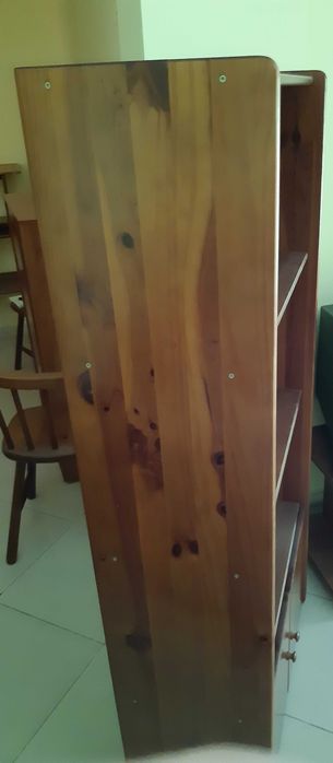 Armário de madeira em muito bom estado