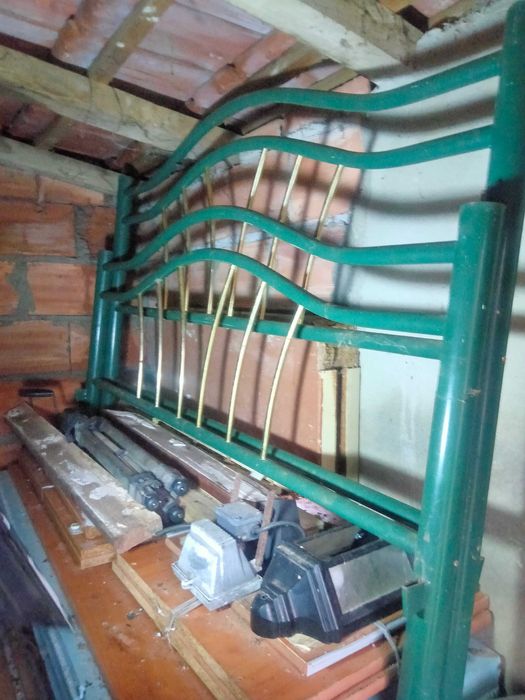 Tenho uma Cama de casal medidas 2.mtrs comprido por 1.50.mtrs largo.