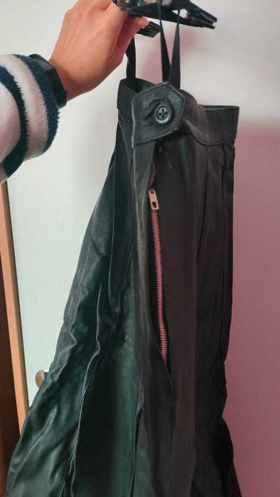 Czarna skórzana spódnica