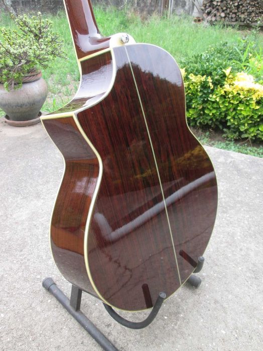 Baixo eletroacústico Ibanez de 5 cordas com saco