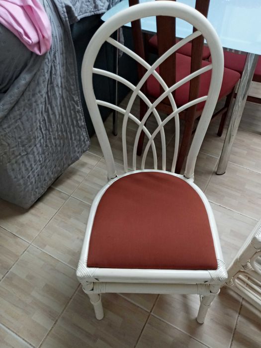 Mesinha e cadeira antigas mas em ótimo Estado