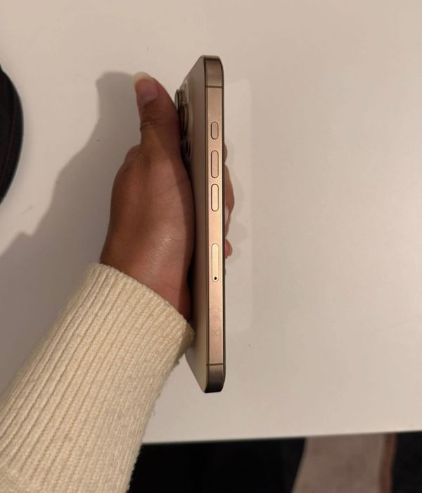 iPhone 16 Pro Dourado
