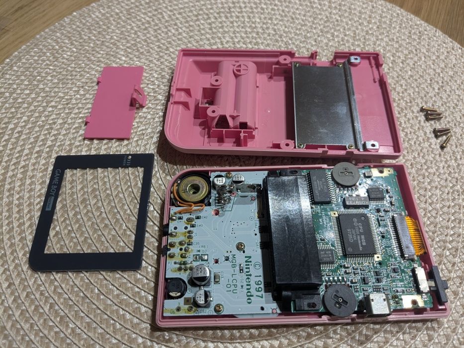 Game Boy Pocket w różowej obudowie