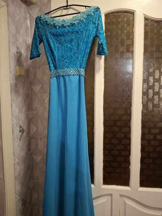 Випускна сукня в гарному стані