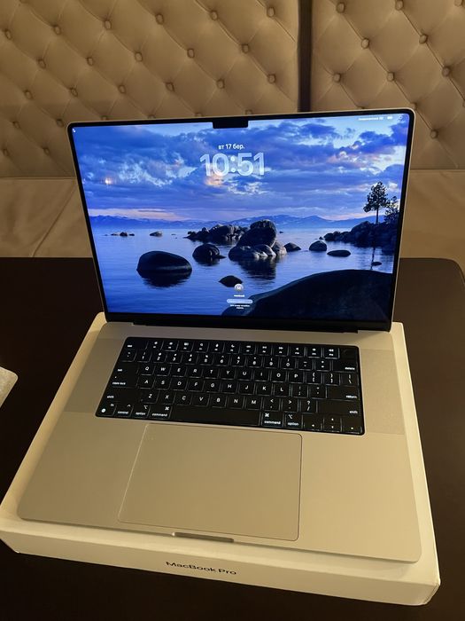 Apple MacBook Pro 16 with Apple M1 Max, 10 CPU / 32 GPU, 32GB RAM, 1TB SSD