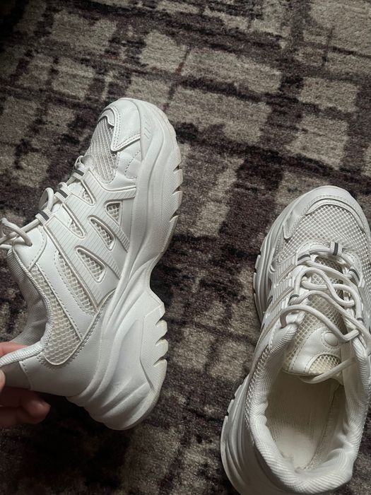 Продам кросівки жіночі