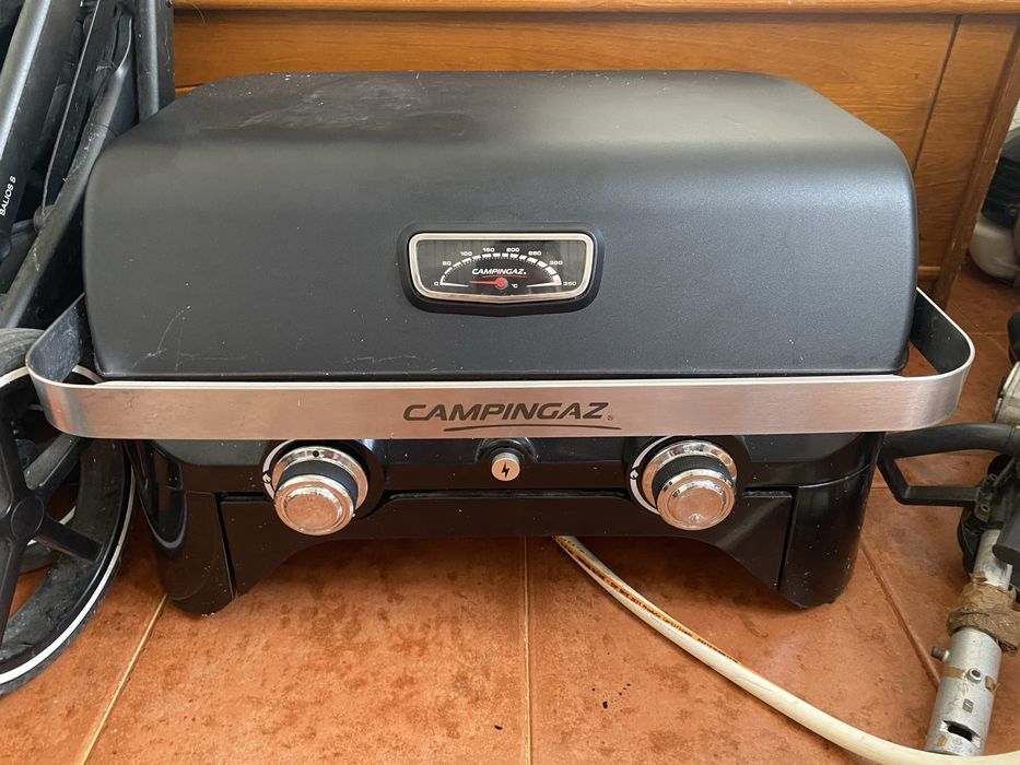 Vendo grelhador / barbecue a gás de mesa Campingaz Attitude 2100 LX, em excelente estado de funcionamento e conservação.Novo