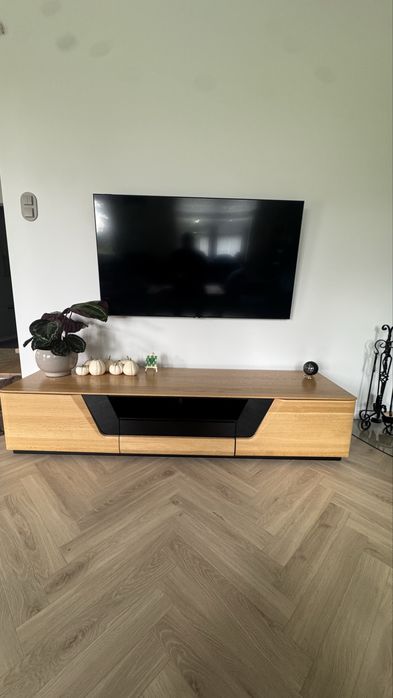 Mebin Corino – elegancka szafka RTV z litego dębu