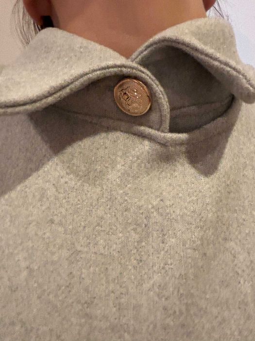 Capa cinzenta elegante e versátil