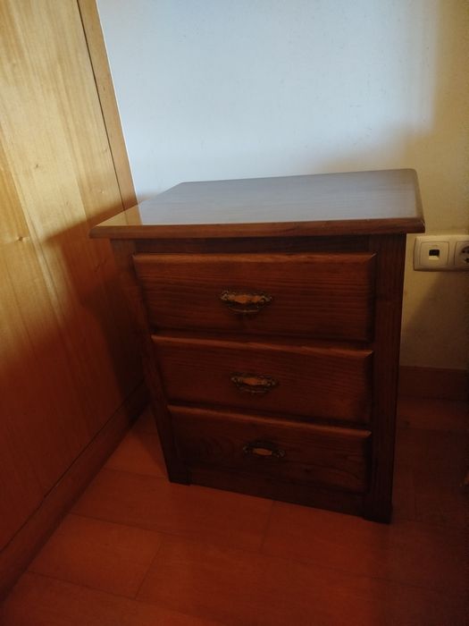 Cama com estrado, colchão mais duas mesinhas