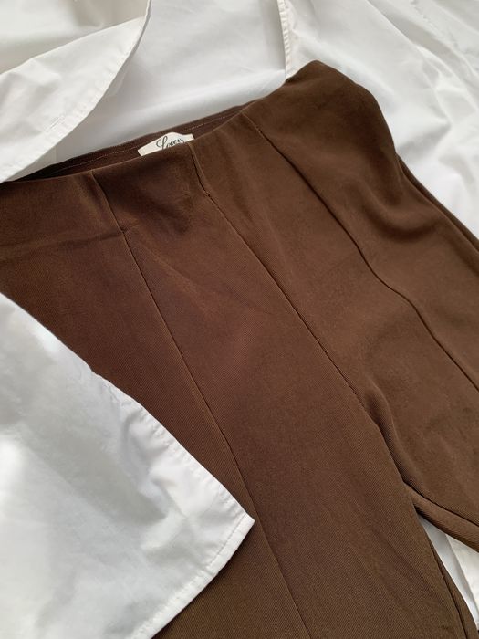 Трендові шоколадні лосини з розрізами