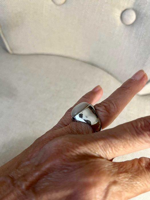 Anel prateado com pedra oval