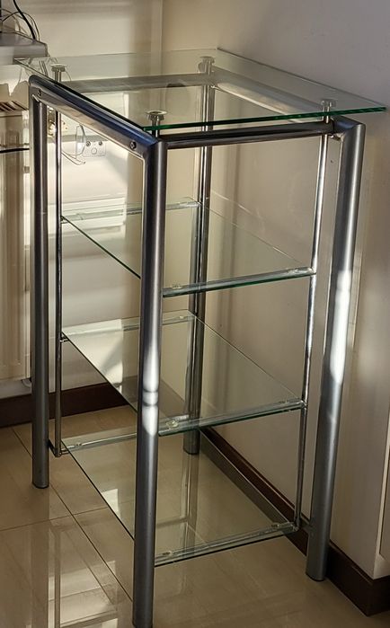 Mały szklany regał