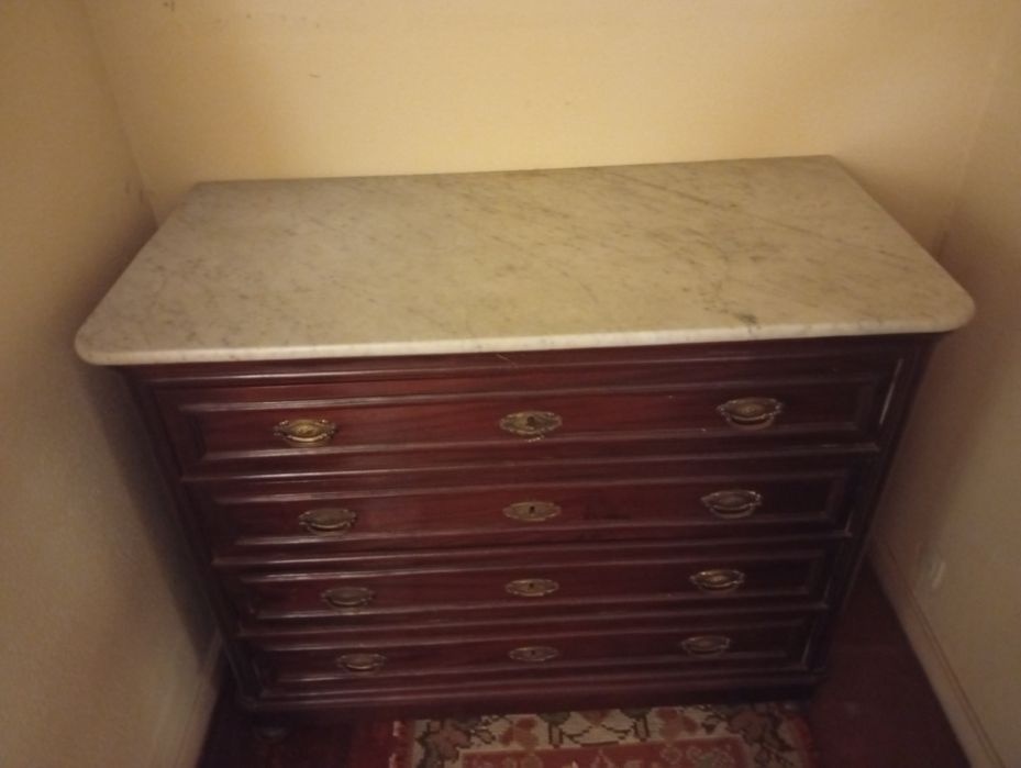 Cómoda com tampo em marmore
