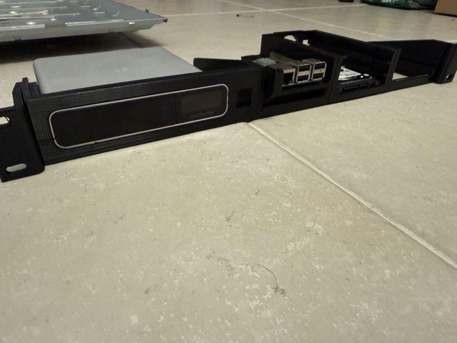 Rack 19 ubiquiti cloud key + 2x rasberry pi + 3x sata