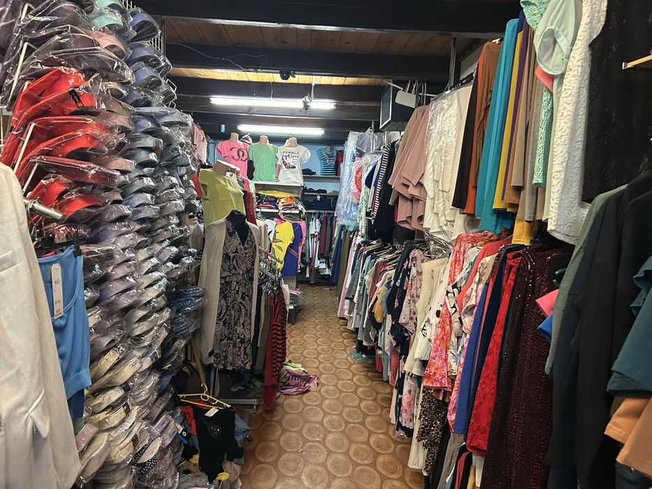 Likwidacja stoiska odzieżowego.