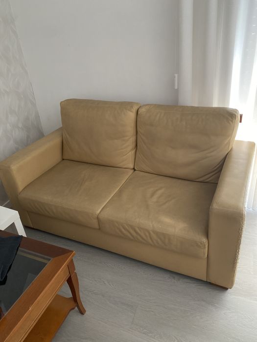 Sofa em pele beje