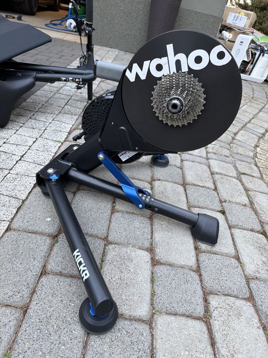 Trenażer Wahoo KICKR v4 (Smart) | Nóżki AXIS | Komplet