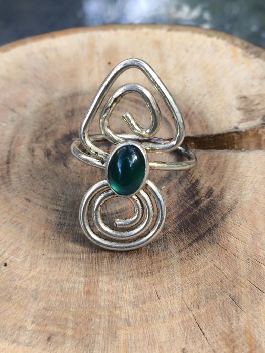 Srebrny artstyczny pierścionek z zielonym oczkiem . Vintage