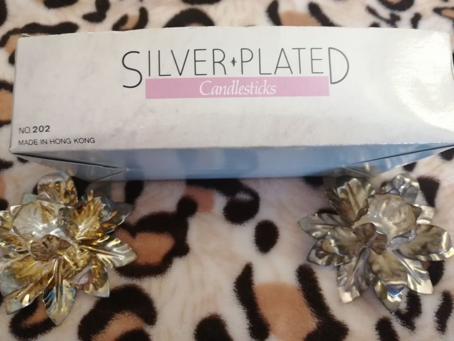 Castiçais para velas e um conjunto de franjas para calças